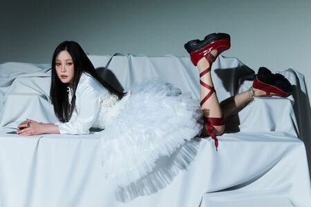 11/24】鷲尾伶菜『freivor』発売記念オンラインサイン会 | Limited